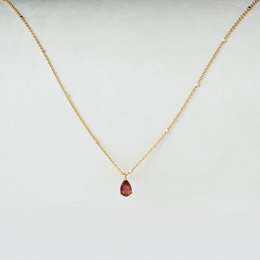 Kette aus 18K Gold mit Granat in Tropfenform